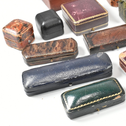 446 - A collection of vintage jewellery boxes. The boxes to include leatherette and plastic varieties in a... 