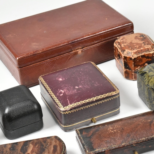 446 - A collection of vintage jewellery boxes. The boxes to include leatherette and plastic varieties in a... 