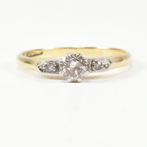 52 - An 18ct gold and diamond solitaire ring. The ring set with a single round brilliant cut diamond havi... 