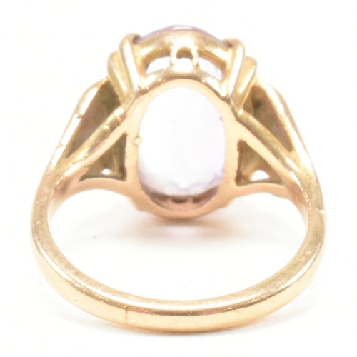 66 - A vintage hallmarked 9ct yellow gold and amethyst solitaire ring. The single stone dress ring having... 