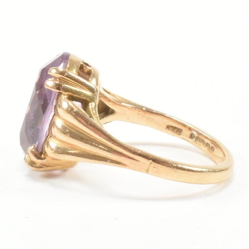 66 - A vintage hallmarked 9ct yellow gold and amethyst solitaire ring. The single stone dress ring having... 