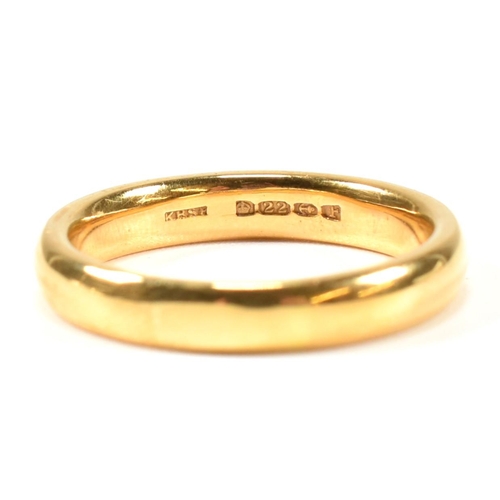 91 - A hallmarked 22ct gold band ring. The band ring hallmarked for Birmingham, 1930, together with maker... 