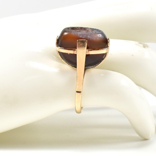 94 - A 14ct gold and carved agate intaglio seal ring. The ring having a carved intaglio bead mounted on i... 