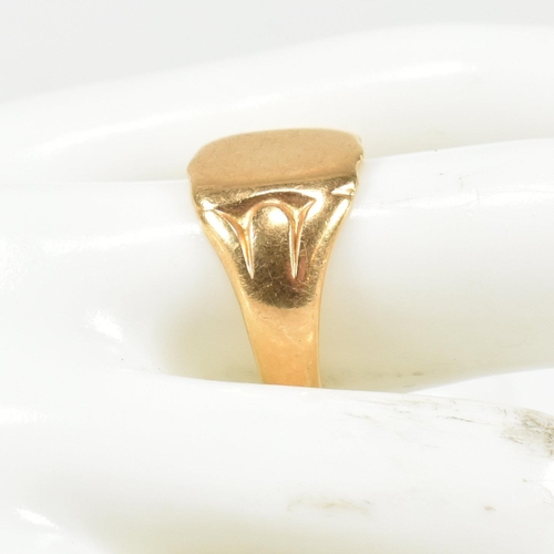 99 - A hallmarked 18ct gold signet ring. The gold signet ring having a shield shape head with vacant cart... 