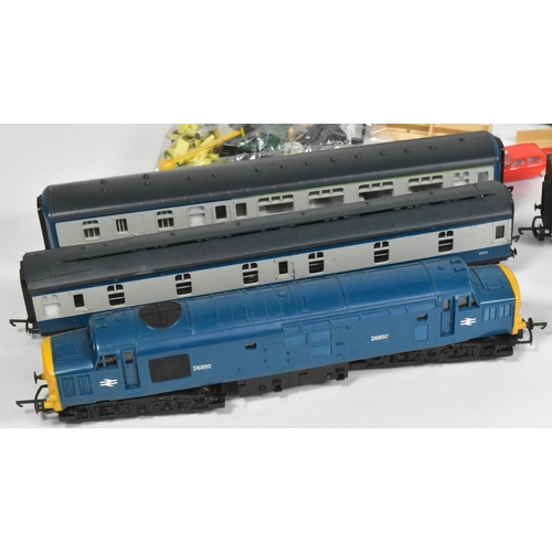 122 - Model Railway - a vintage Triang / Hornby OO gauge model railway diesel trainset locomotive along wi... 