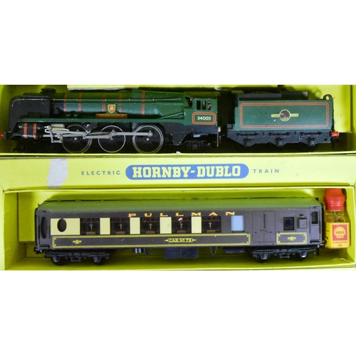 124 - Model Railway - a vintage Hornby Dublo OO gauge trainset no. 2035 Pullman Train S.R. (2-Rail), inclu... 