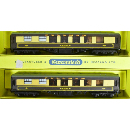 124 - Model Railway - a vintage Hornby Dublo OO gauge trainset no. 2035 Pullman Train S.R. (2-Rail), inclu... 