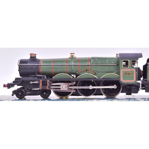 38 - Model Railway - a vintage Wrenn Railways OO gauge model railway trainset locomotive, no. W2221 'Card... 