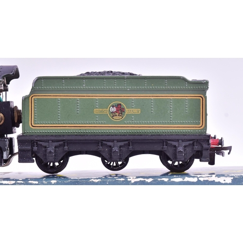 38 - Model Railway - a vintage Wrenn Railways OO gauge model railway trainset locomotive, no. W2221 'Card... 