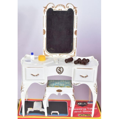 458 - Sindy Furniture - a collection of x5 original vintage Pedigree Sindy Doll House furniture comprising... 