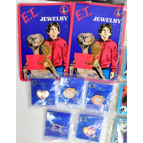 553 - ET The Extra Terrestrial - a collection of vintage c1980s ET merchandise, toys and memorabilia. Incl... 