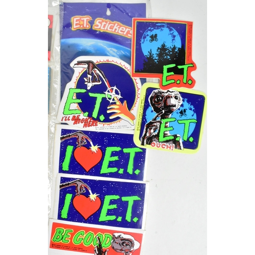 553 - ET The Extra Terrestrial - a collection of vintage c1980s ET merchandise, toys and memorabilia. Incl... 