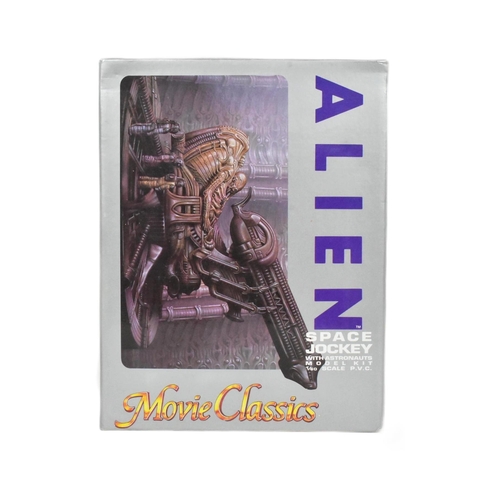 751 - Alien - a vintage 1990s part made Halcyon Movie Classics  Alien 1/60 scale Space Jockey model. Lacki... 