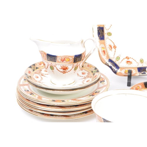 101 - Colclough China - A porcelain tea service in Imari pattern to include 6x teacups, 8x saucers, milk j... 