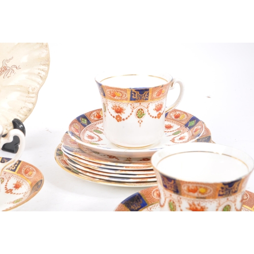 101 - Colclough China - A porcelain tea service in Imari pattern to include 6x teacups, 8x saucers, milk j... 