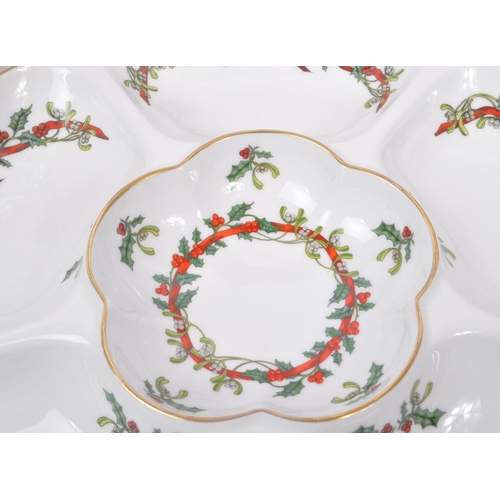 154 - Royal Worcester - A collection of three bone china Royal Worcester pieces in the ' Holly Ribbons ' p... 