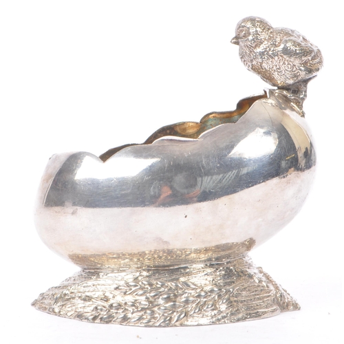 217 - A 20th Century 1930s Art Deco silver plate salt cellar in the form of a chick and large cracked egg,... 