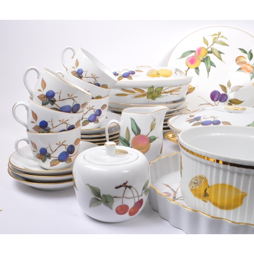 22 - Royal Worcester - Evesham pattern - A 20th Century 1960s china porcelain six person tea and dinner s... 