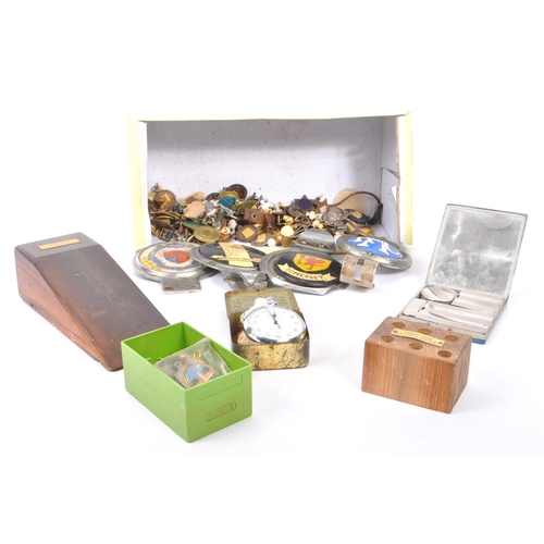 225 - A collection of 20th century decorative curios. The collection to include a variety of curios and de... 