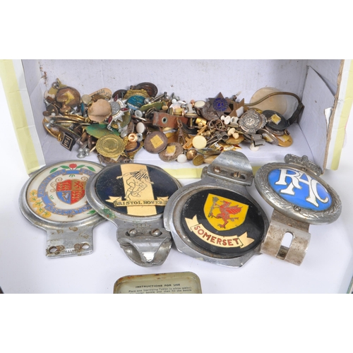 225 - A collection of 20th century decorative curios. The collection to include a variety of curios and de... 