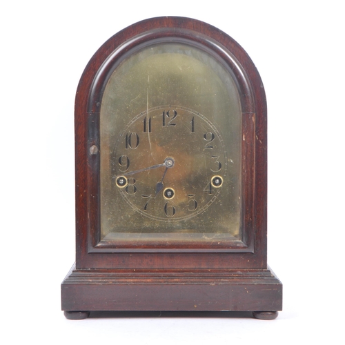 253 - A collection of vintage 20th century mantel clocks. Including two Art Deco style examples, with carr... 