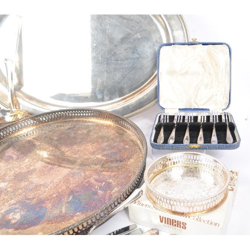 283 - A collection of vintage 20th century and later silver plate items. To include boxed cake forks, boxe... 