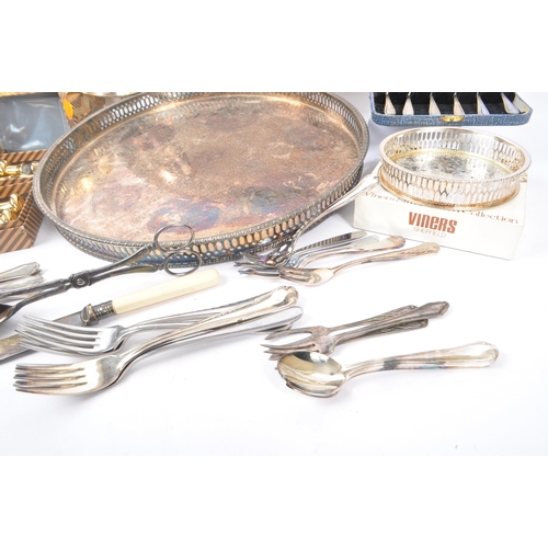 283 - A collection of vintage 20th century and later silver plate items. To include boxed cake forks, boxe... 