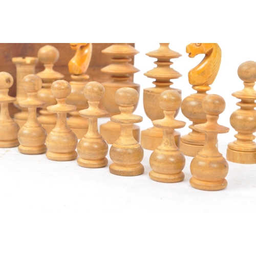 310 - An early 20th century boxed wooden chess set. The chess set featuring turned wooden pieces, with all... 