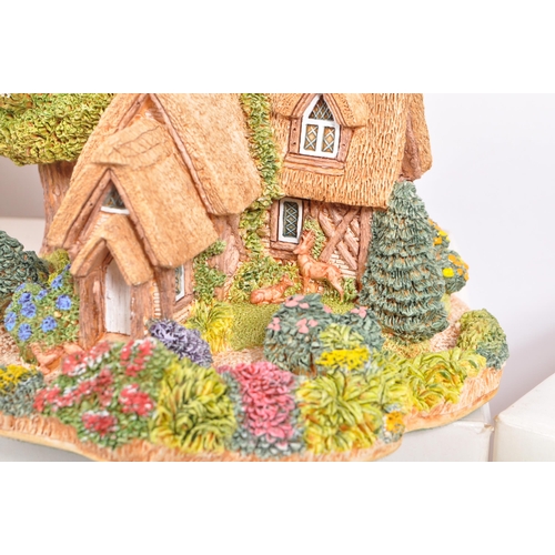 360 - Lilliput Lane - A collection of late 20th century house / cottage resin figurines / ornaments. To in... 