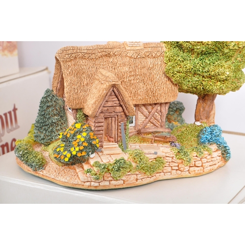 360 - Lilliput Lane - A collection of late 20th century house / cottage resin figurines / ornaments. To in... 