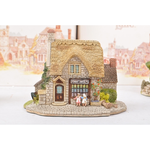 360 - Lilliput Lane - A collection of late 20th century house / cottage resin figurines / ornaments. To in... 