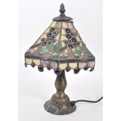 390 - A vintage 20th century Art Nouveau Tiffany style desk table lamp light. Having metal finial top, hex... 