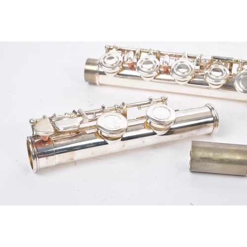 410 - Gear4Music - A contemporary Gear4Music FL-100 student flute. The flute having a nickel-silver plated... 