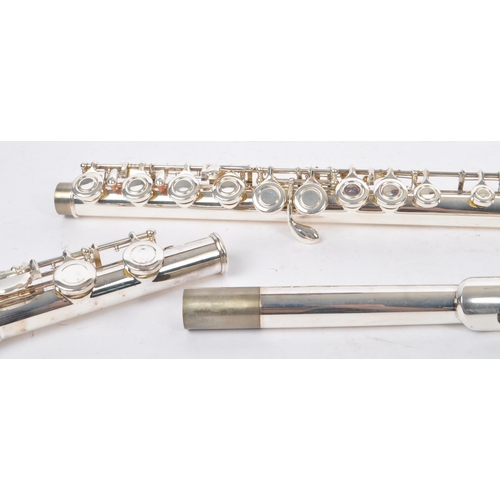 410 - Gear4Music - A contemporary Gear4Music FL-100 student flute. The flute having a nickel-silver plated... 