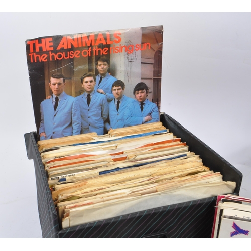 416 - A large collection of 60s to 80s 45's RPM vinyl records to include The Smiths, Aretha Franklin & Geo... 