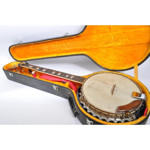 430 - A late 20th century five string closed back banjo. The banjo having a mahogany closed back, with sta... 