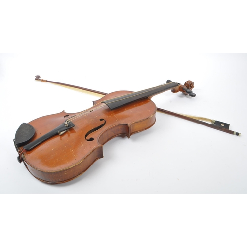 439 - A early 20th century two piece back full sized 4/4 violin. The violin with ebonised fingerboard and ... 