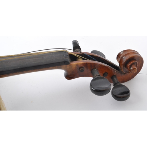 439 - A early 20th century two piece back full sized 4/4 violin. The violin with ebonised fingerboard and ... 