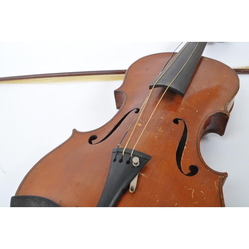 439 - A early 20th century two piece back full sized 4/4 violin. The violin with ebonised fingerboard and ... 