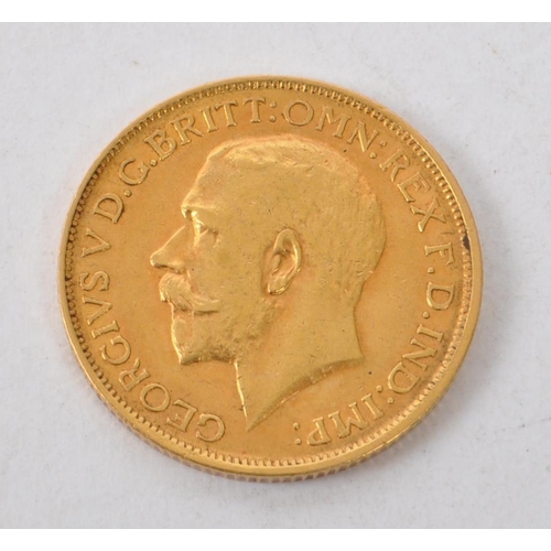 467 - United Kingdom. George V, 1910-36. Gold full sovereign, 1912. London. Bare head left; St George slay... 