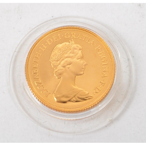 473 - Queen Elizabeth II - United Kingdom - A full gold 22ct gold sovereign coin. The Queen Elizabeth II h... 