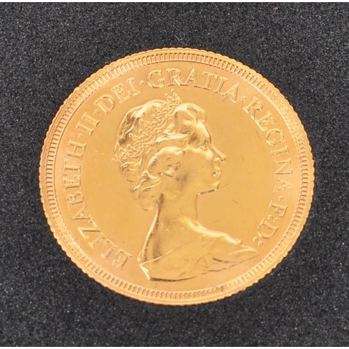 474 - A 1981 Elizabeth II 22ct gold full sovereign coin. In unbranded bank case with hard plastic capsule.... 