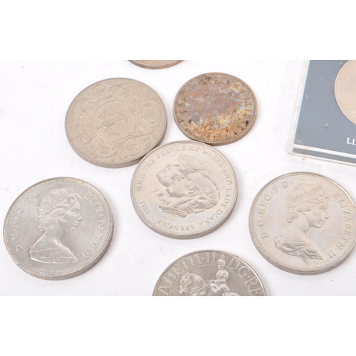 487 - A collection of 20th century commemorative British currency coins. The collection to include example... 