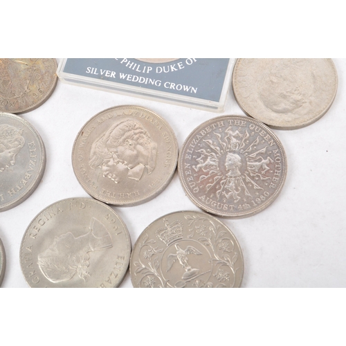 487 - A collection of 20th century commemorative British currency coins. The collection to include example... 