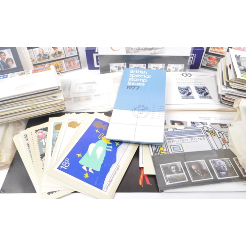 542 - A collection of 20th century British presentation packs and first day covers. The collection to incl... 