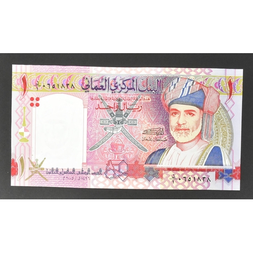 488 - A collection of international uncirculated bank notes banknotes to include; 1x 1977 Oman 100 baisa, ... 