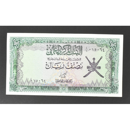 488 - A collection of international uncirculated bank notes banknotes to include; 1x 1977 Oman 100 baisa, ... 