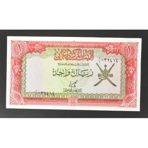 488 - A collection of international uncirculated bank notes banknotes to include; 1x 1977 Oman 100 baisa, ... 