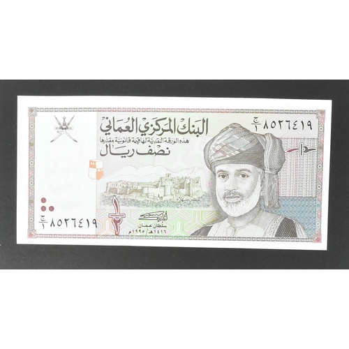 488 - A collection of international uncirculated bank notes banknotes to include; 1x 1977 Oman 100 baisa, ... 