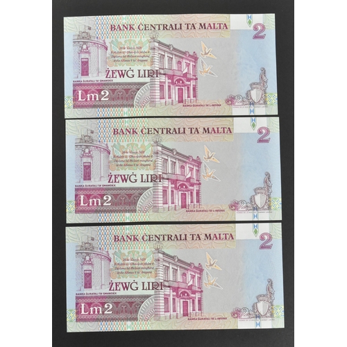 513 - A collection of International European uncirculated banknotes bank notes to include; 2x Iceland 22.0... 